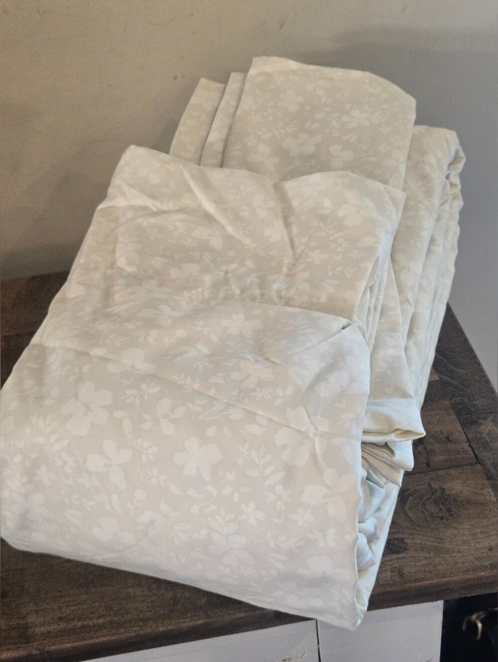 Calvin Klein Queen sheet set Light Green With White Floral New Without Tags